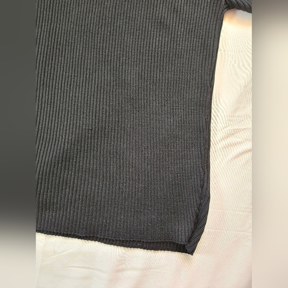 Express Womens Black Short Sleeve Scoop Neck Ribbed Pullover Sweater Size Medium - Picture 2 of 8